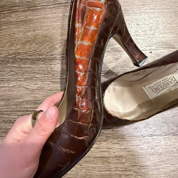 Bandolino Vintage Brown Embossed Patent Leather Pumps Made in Spain - Picture 4 of 5